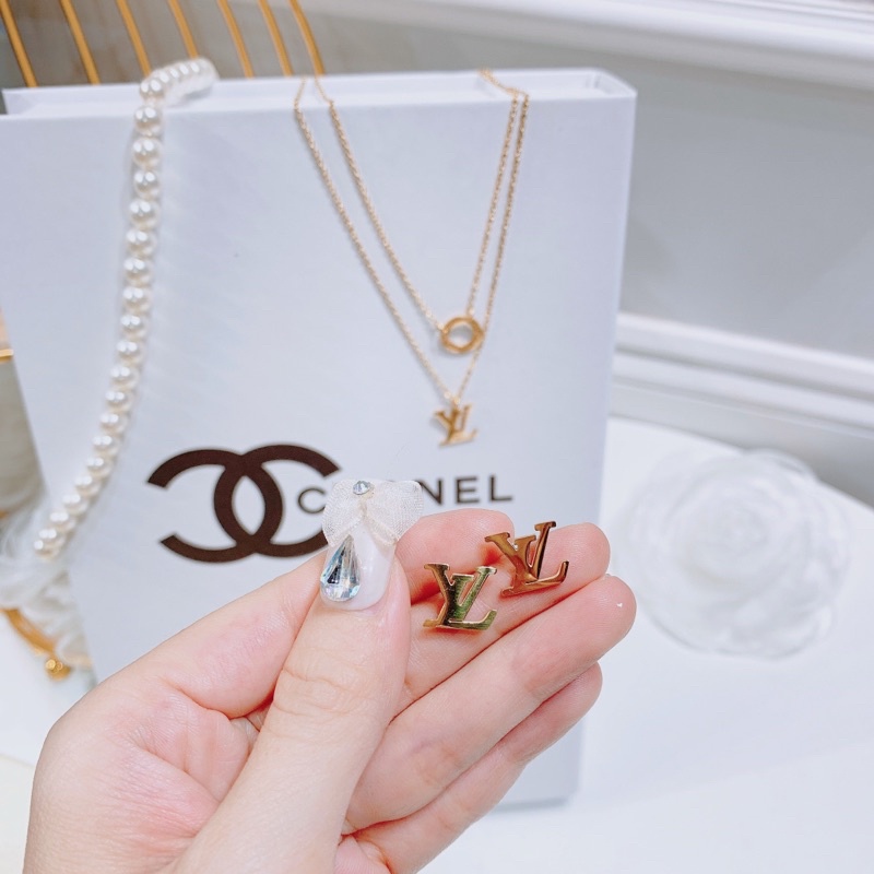 Bộ trang sức gồm bông tai và vòng cổ chất liệu titan