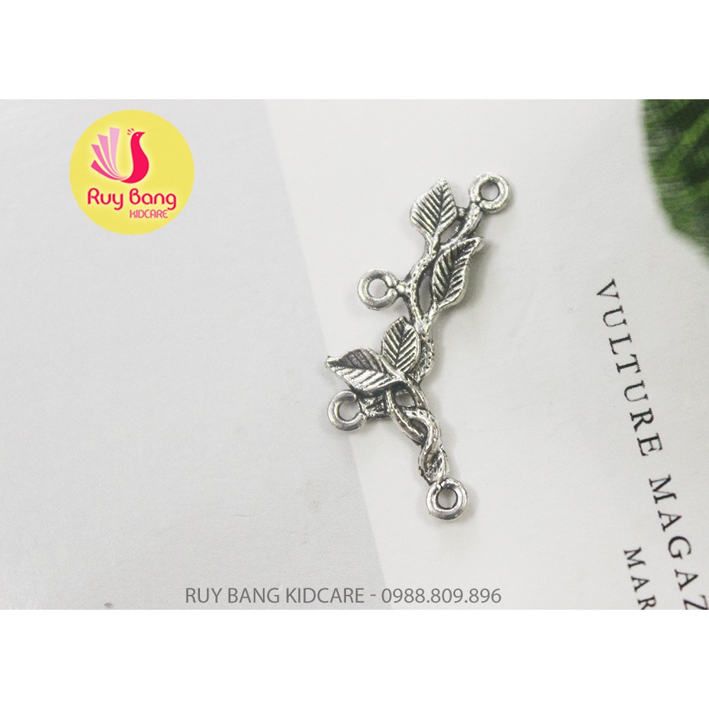 Cành lá kim loại, center đá đính hoa vải handmade