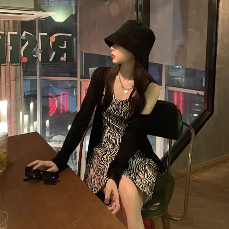 Set Váy Vằn 2 Dây kèm Áo Khoác Tăm Đen Cúc Dọc