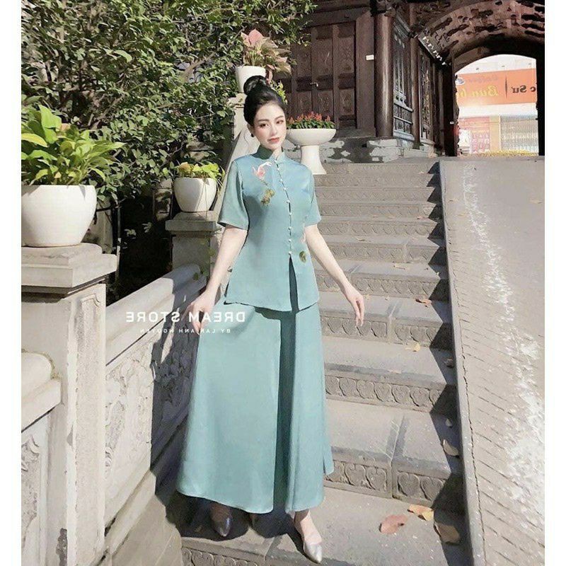 Cô đứng thêu cá chép