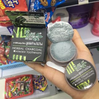 Bột than tre trắng răng HERBAL CHARCOAL Thái Lan