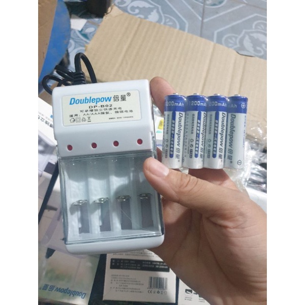 Bộ xạc pin AA 1200mhz bao gồm xạc và 4 viên pin xạc