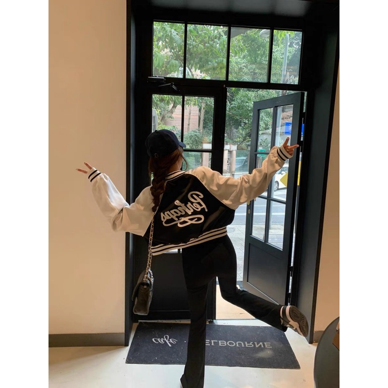 Áo Khoác Nữ Croptop Phong Cách Bóng Chày Chất Nỉ Mềm Mịn In Chữ Lưng Phối Tay Trắng Mặc Đẹp Thời Trang NEW UNISEX