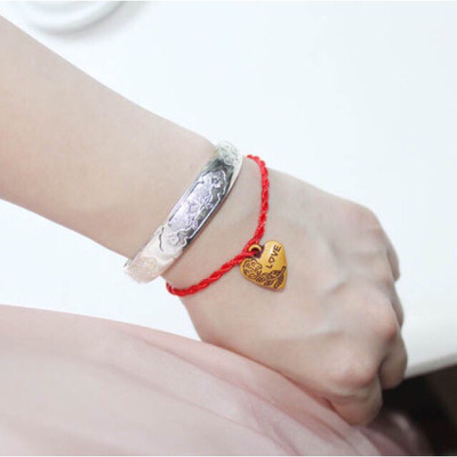 Vòng đeo tay chỉ đỏ Thái Lan, Mang lại may mắn và tình duyên.