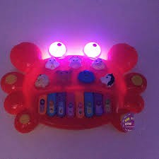 Đàn hình con cua 6 cẳng 2 càng mini cầm tay dùng pin phát nhạc có đèn dành cho bé trai và gái trên 1 tuổi