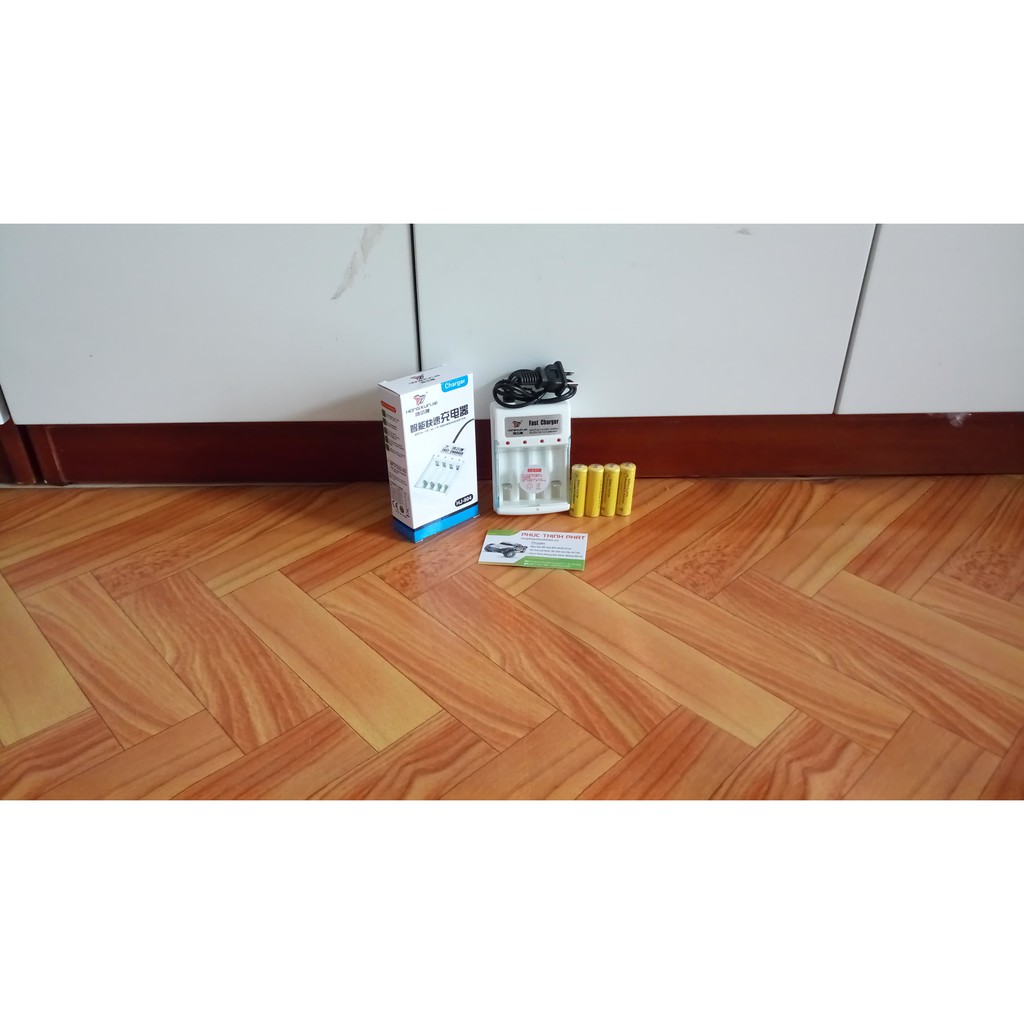 combo bộ sạc pin đa năng và 4 cục pin sạc AA
