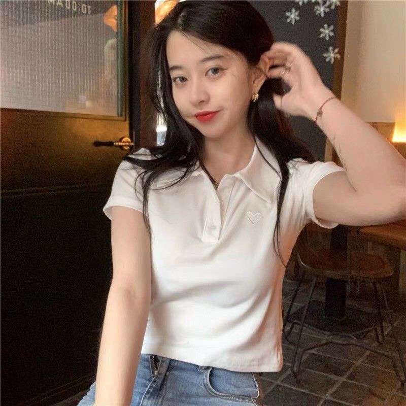 Áo thun croptop polo thêu hình trái tim | BigBuy360 - bigbuy360.vn