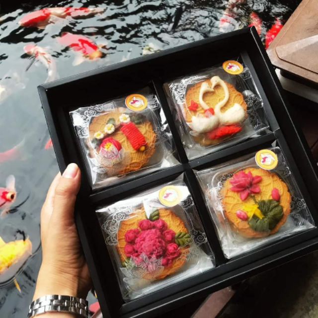 Bánh Trung Thu hiện đại hộp 4 Phú Quý mix 4 vị