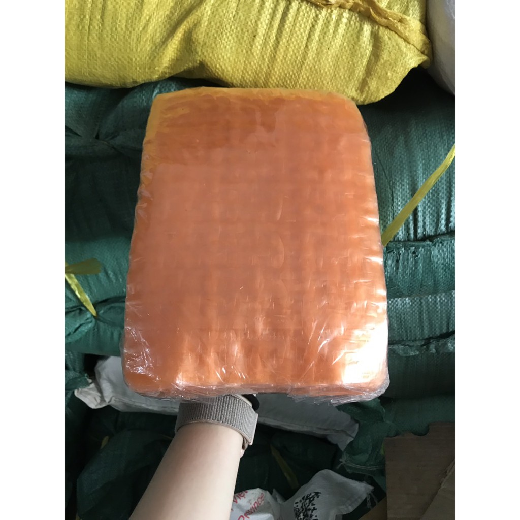 Bánh tráng vuông đỏ dùng để cuộn bơ