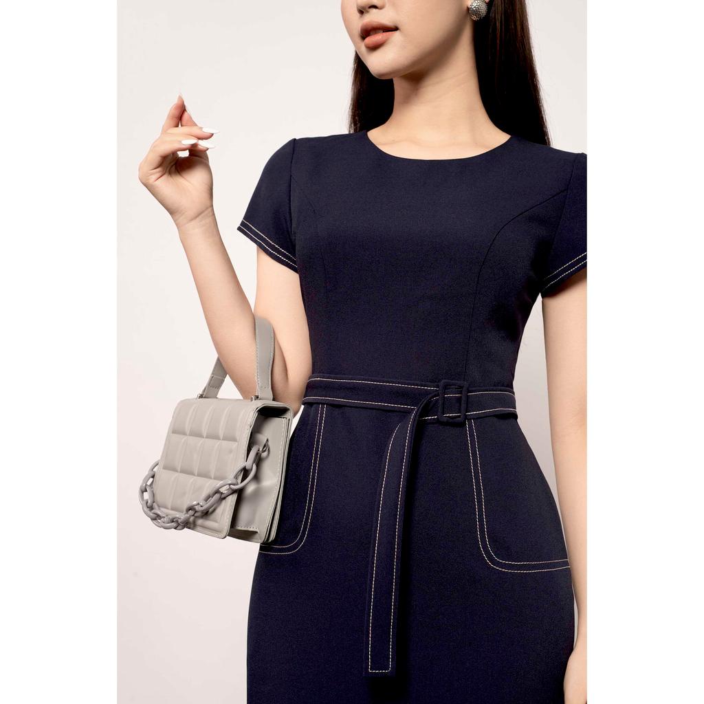 Đầm ôm tay hến cổ tròn, kèm đai eo, may viền chỉ trắng. MMOutfit M-DA061221377