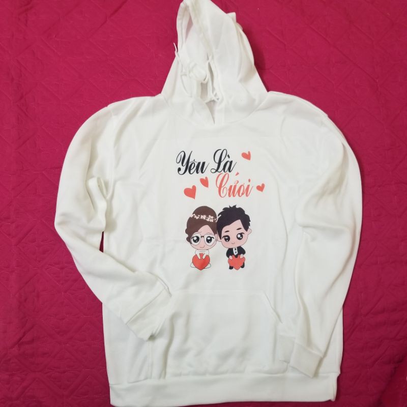 Áo nỉ có mũ in chữ Yêu là cưới, vải đẹp hình in rõ nét.Áo đôi nam nữ tình yêu đẹp giá rẻ.