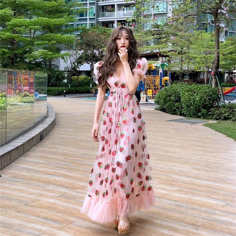 Đầm Dài Cổ Chữ V Tay Cộc Diềm Xếp Nếp Phối Lưới Đính Kim Sa Hình Dâu Tây Phong Cách Mùa Hè Thời Trang Mới 2022