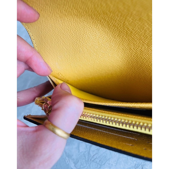 Ví cầm tay da thật, bên trong lót màu vàng, mọi chi tiết như ảnh và video shop chụp