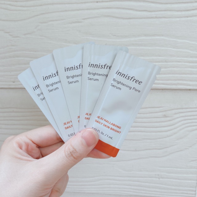 Sample Tính chất dưỡng trắng, mờ thâm Innisfree Brightening Pore Serum 1ml