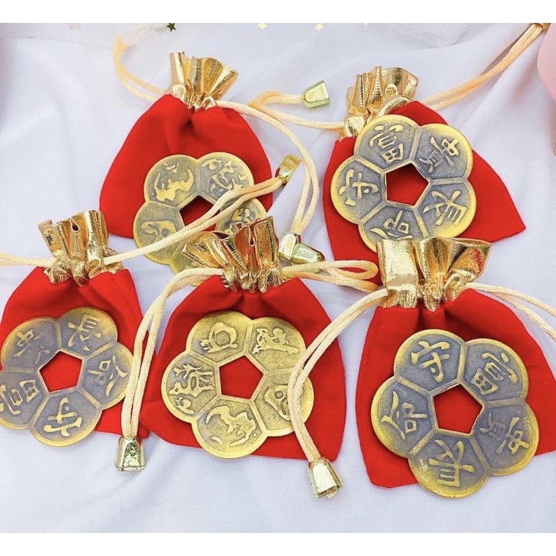 Đồng xu hoa mai kim tiền kèm túi chỉ đỏ dây rút siêu bền đẹp chắn chắc - Trang sức Vàng Bạc Hoà Thảo