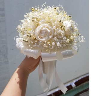 BÓ HOA CƯỚI CÔ DÂU CẦM TAY HẠT TRAI HẠT CHÂU HẠT CƯỜM MÀU TRẮNG KEM ĐIỂM HOA HỒNG RUY BĂNG MÀU TRẮNG KEM