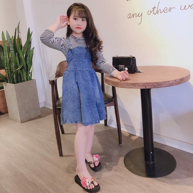 Set yếm bò áo kẻ cho bé gái