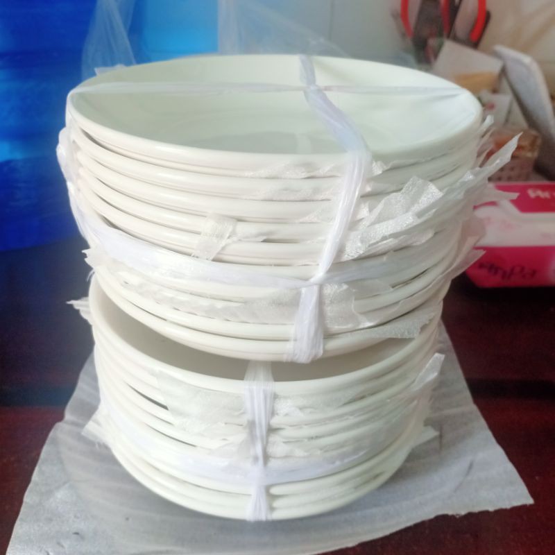 Đĩa sứ hứng nước chậu cây - KT: R15.5 x Đ10 x C2.7cm