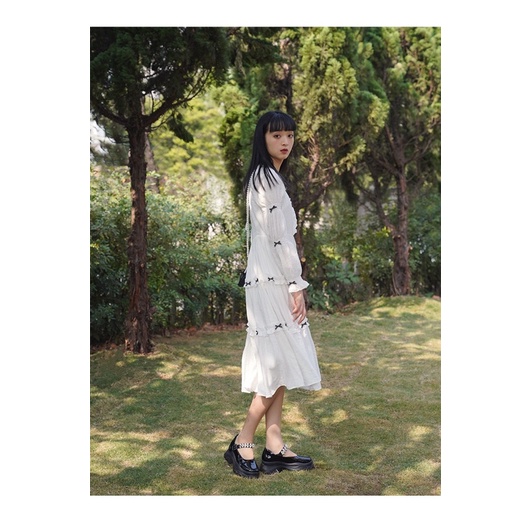 Váy trắng chun tay đính nơ retro Pháp