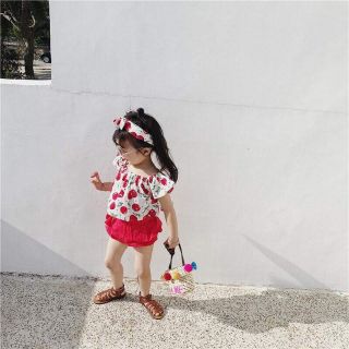 Sét đôi mẹ bà bé gái