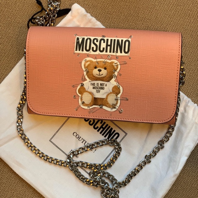Túi Moschino Safety Pin Teddy Chain Wallet hồng hàng sẵn - hàng chuẩn Authentic sản xuất tại Ý #Made_In_Italy