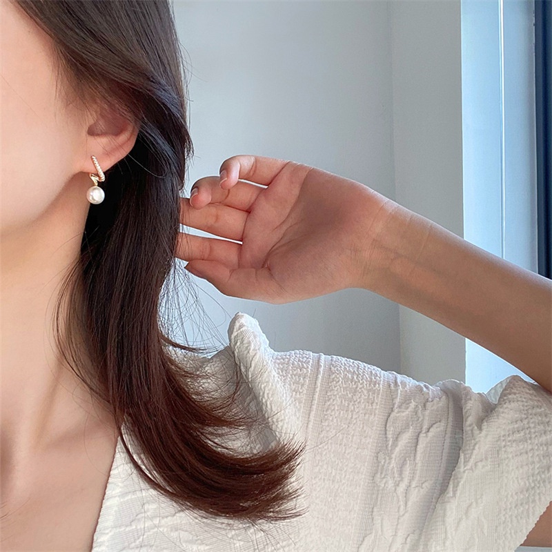 Khuyên Tai Dạng Xoắn Ốc Đính Ngọc Trai Màu Vàng Kim Loại Nhẹ Đơn Giản Sang Trọng Thời Trang Cho Nữ Dự Tiệc
