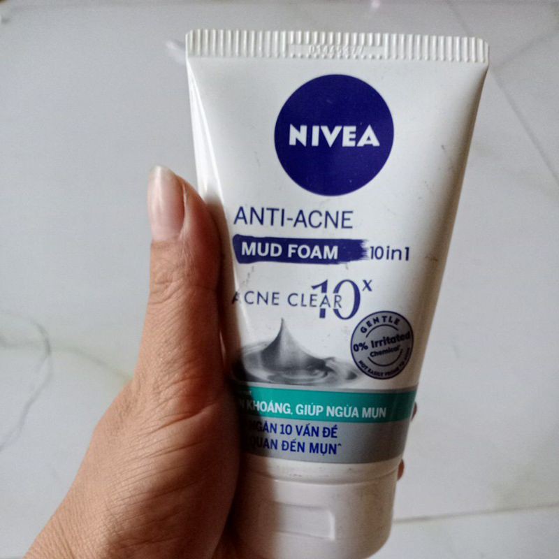 Sữa rửa mặt bùn khoáng Nivea giúp trắng da & se khít lỗ chân lông.