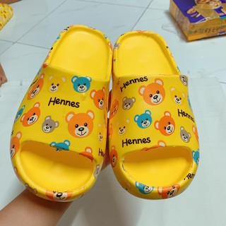 DÉP BÁNH MÌ HOẠ TIẾT GẤU XINH CUTE HENNES KIỂU MỚI- chất liệu tốt , mang êm chân và nâng chiều cao, đế chống trơn sịn