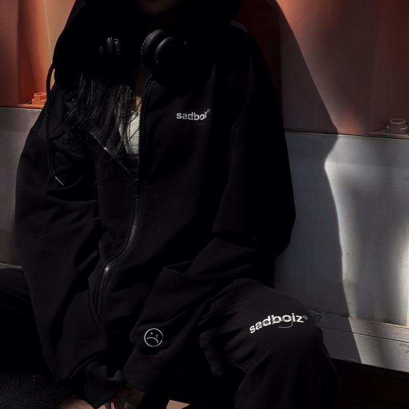 áo khoác nỉ khoá mũ  sadboiz lowkey chữ ký màu đen