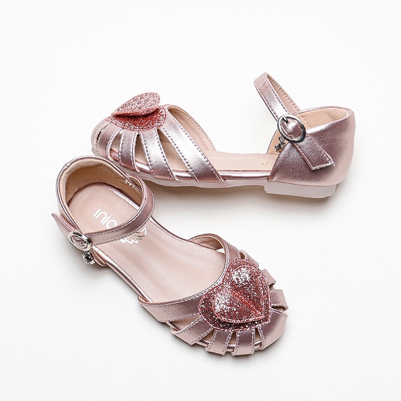 Sandal tim hồng cho bé gái.