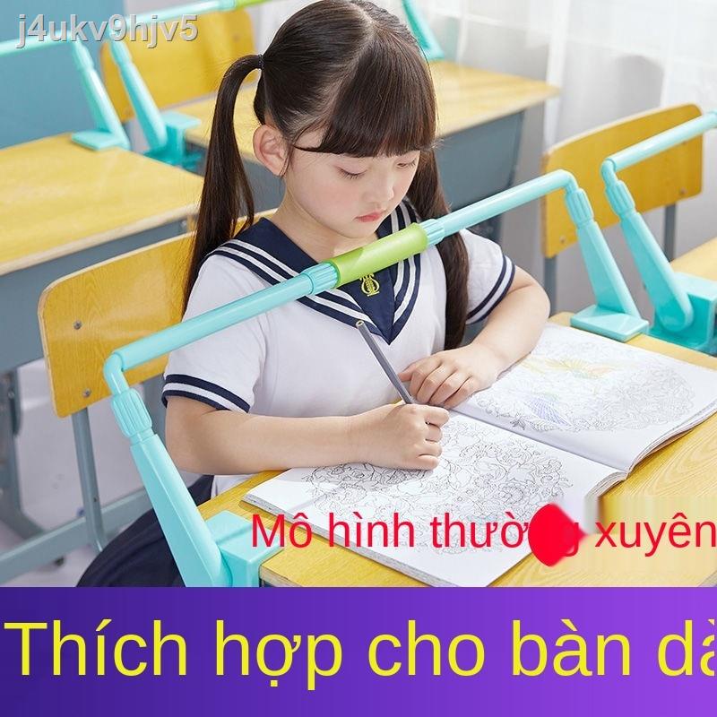 Học sinh tại nhà sửa tư thế ngồi, kính bảo vệ thị lực, cách chống chân vòng kiềng, gù lưng và viết đúng