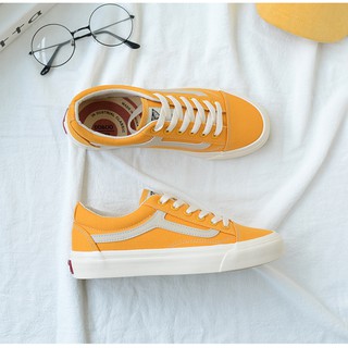 Giày sneaker nữ v.a.n vàng