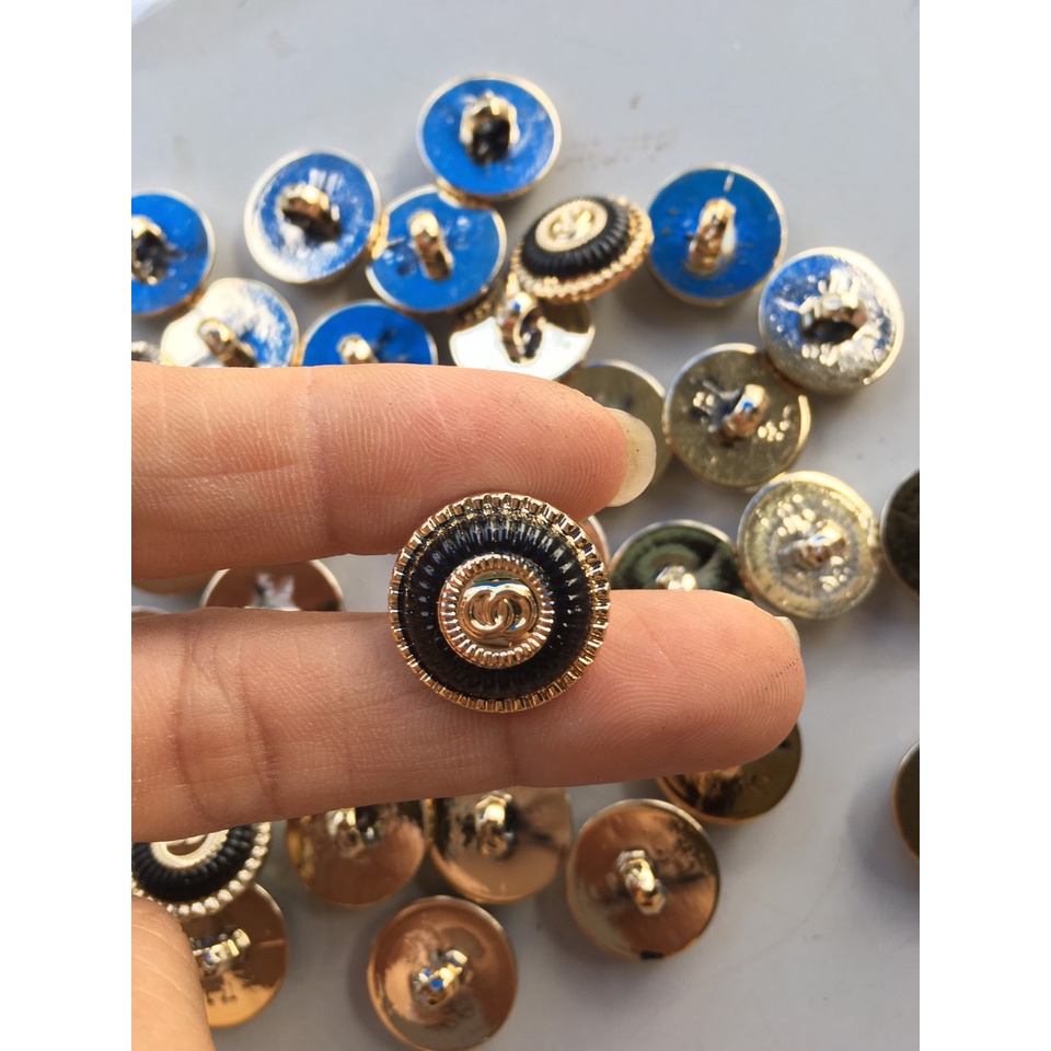 Sét nút mã TQ 02 gồm nút size 1.8CM và nút size 2.1CM sử dụng đơm kết áo khoát váy.. có 2 màu trắng và đen quý khách chọ