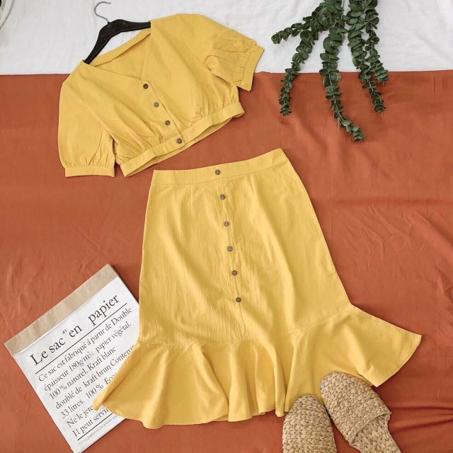 Set áo crop gài nút váy đuôi cá vàng mơ