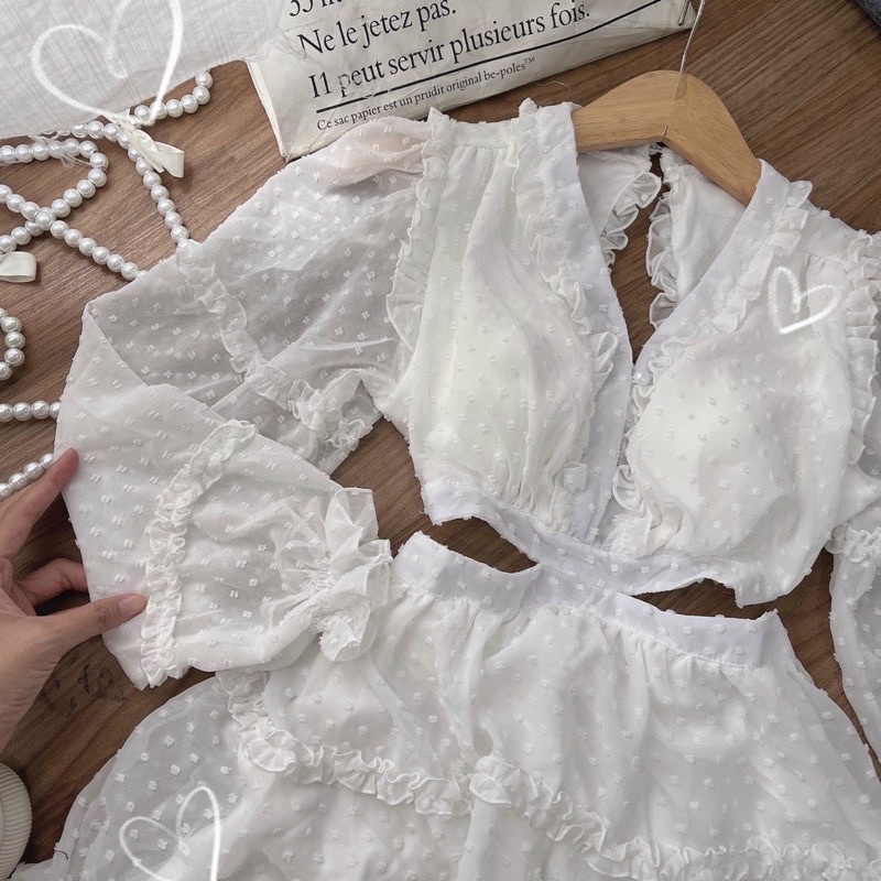 Đầm trắng tay dài cut out lưng