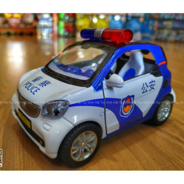 Xe mô hình cảnh sát Police,khung xe bằng kim loại,bánh được làm bằng cao su. Tặng kèm 1 tuốc nơ vít khi mua xe