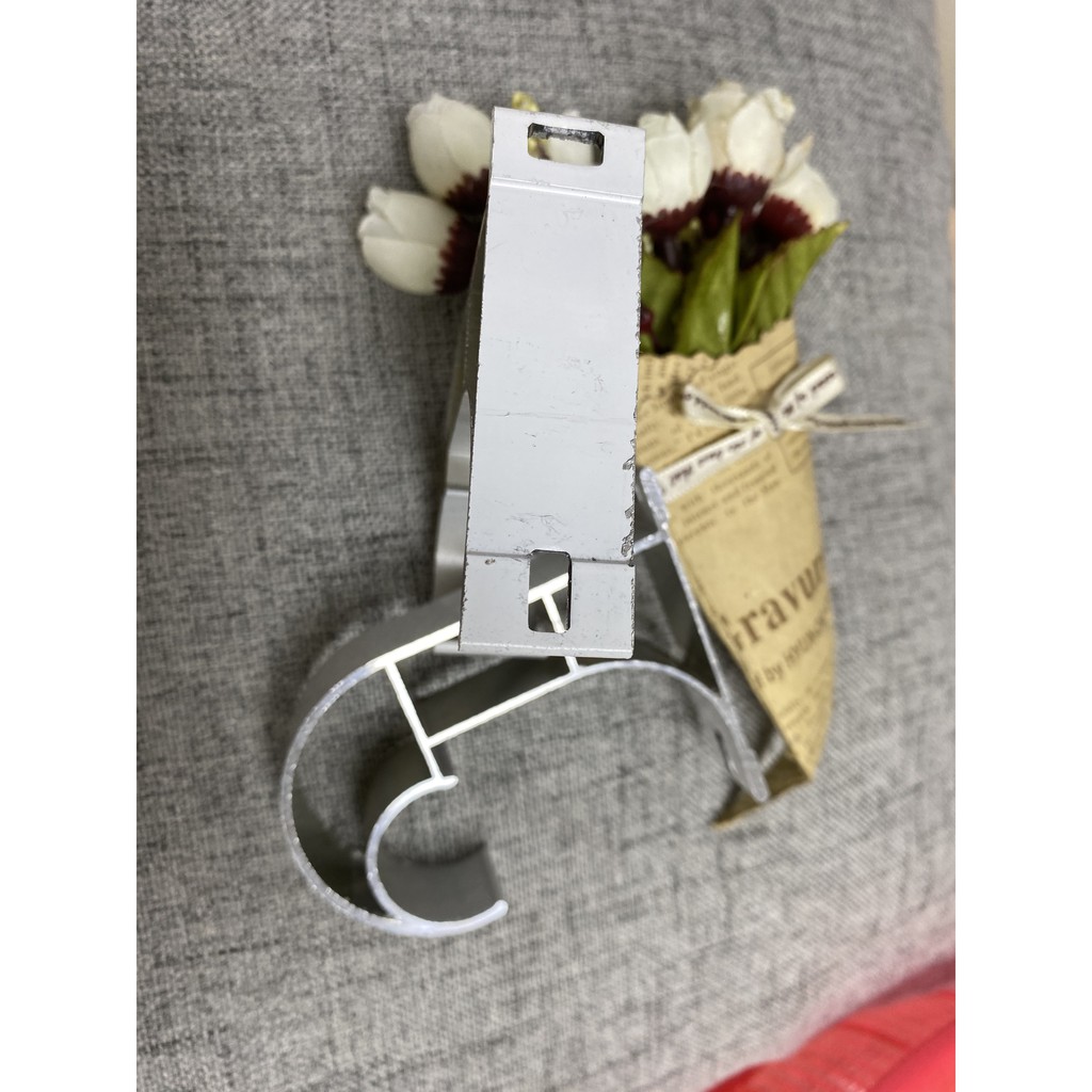 Bát trụ đỡ thanh treo rèm  dùng để bắt rèm từ trần tường bê-tông hoặc trần thạch cao
