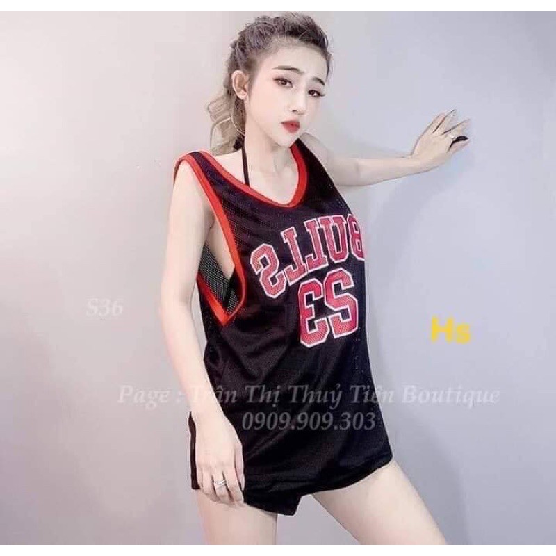 Sét bộ mặc thể thao kiêm mặc đi biển gồm 3 món:  áo 3 lỗ rộng hất lưới thể thao, áo bara buộc dây cổ và quần đùi ngắn