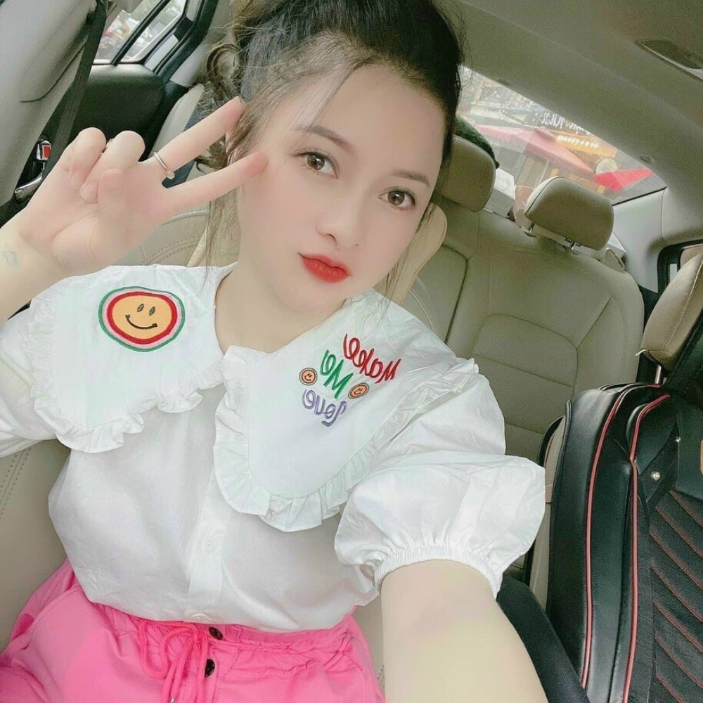 Áo sơ mi nữ tay ngắn chất thô mềm màu trắng hồng cổ sen bèo tiểu thư thêu logo mặt cười cao cấp phong cách Hàn quốc