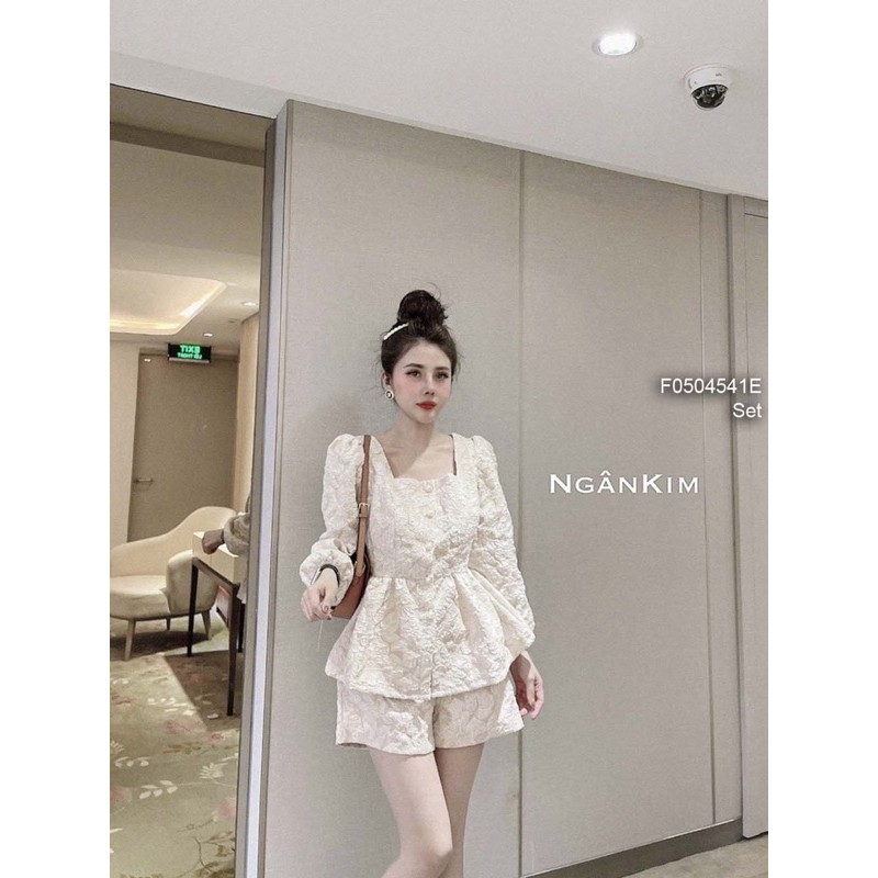 Set áo cổ vuông gắn mác tay dài + chân váy ngắn 1023 thaotranshop90