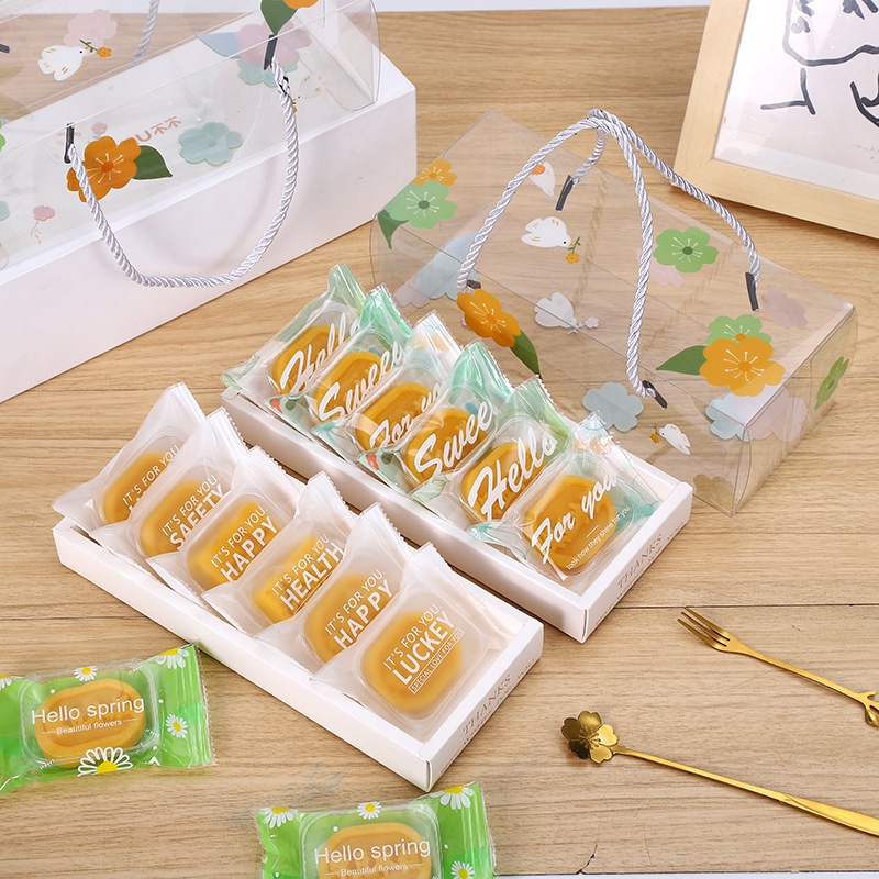 Hộp đựng bánh bằng mica hình hoa kèm đế
