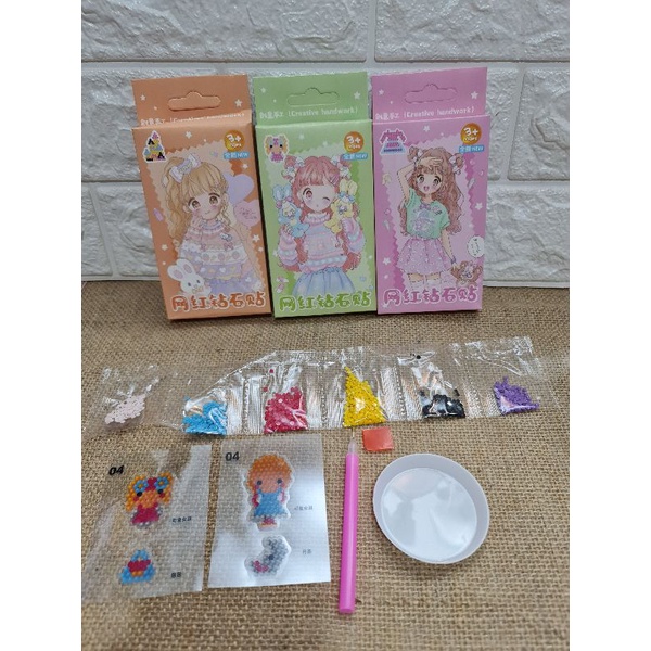 Hộp 4 tranh đính hạt đá chống nước, chia màu từng bịch hạt, có khay đựng hạt, mã MY-225401