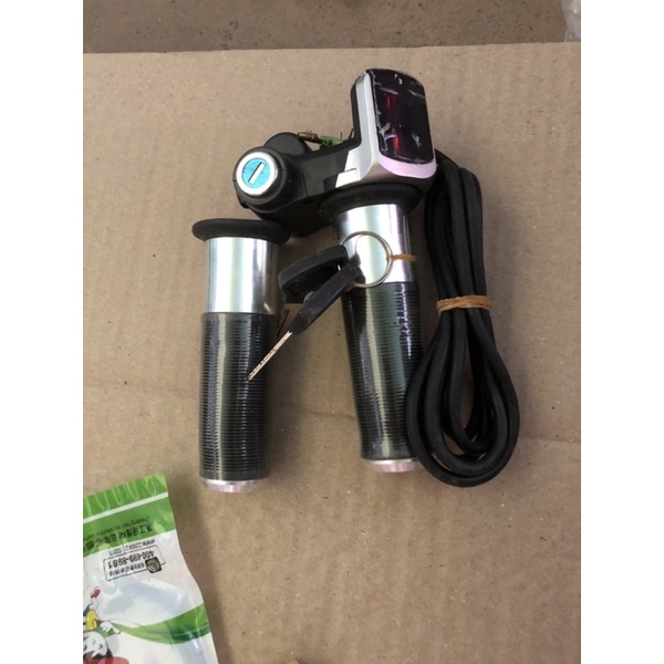 tay ga xe điện có khoá tích hợp báo pin và km