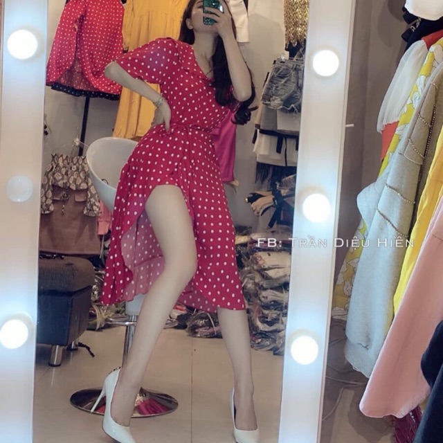 Jum váy bi đỏ