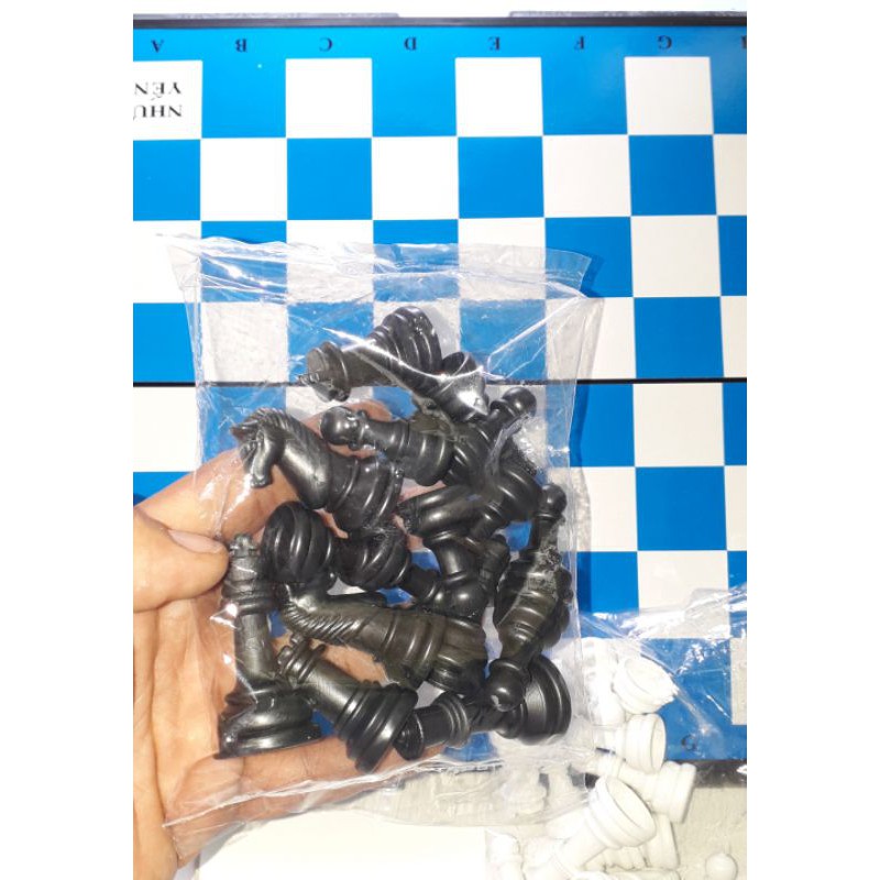 Một bộ trò chơi Cờ Vua có bàn chơi bằng nhựa kích thước 30x30cm