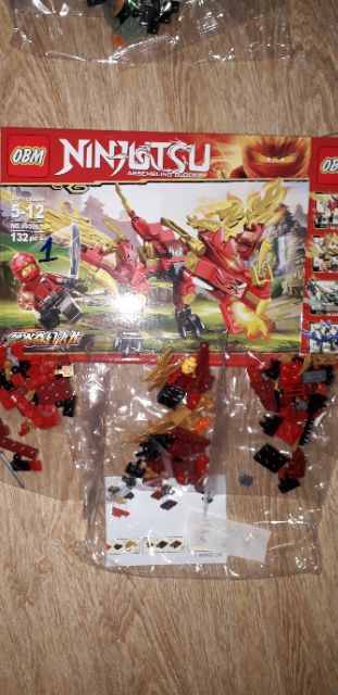 Lắp ráp 1 hộp LegoNinjutsu Rồng 99508 có nhiều chi tiết