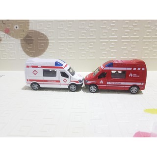 (GIẢM 50%) Xe ô tô cứu thương mini chạy đà bằng sắt có nhạc có đèn cửa đóng mở, dành riêng cho bé trên 1 tuổi kèm pin