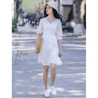 Váy trắng thô thêu hoa