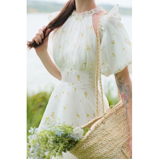 ĐẦM MIDI TRẮNG HOẠ TIẾT HOA CỔ BÈO KHOÉT TAY BỒNG