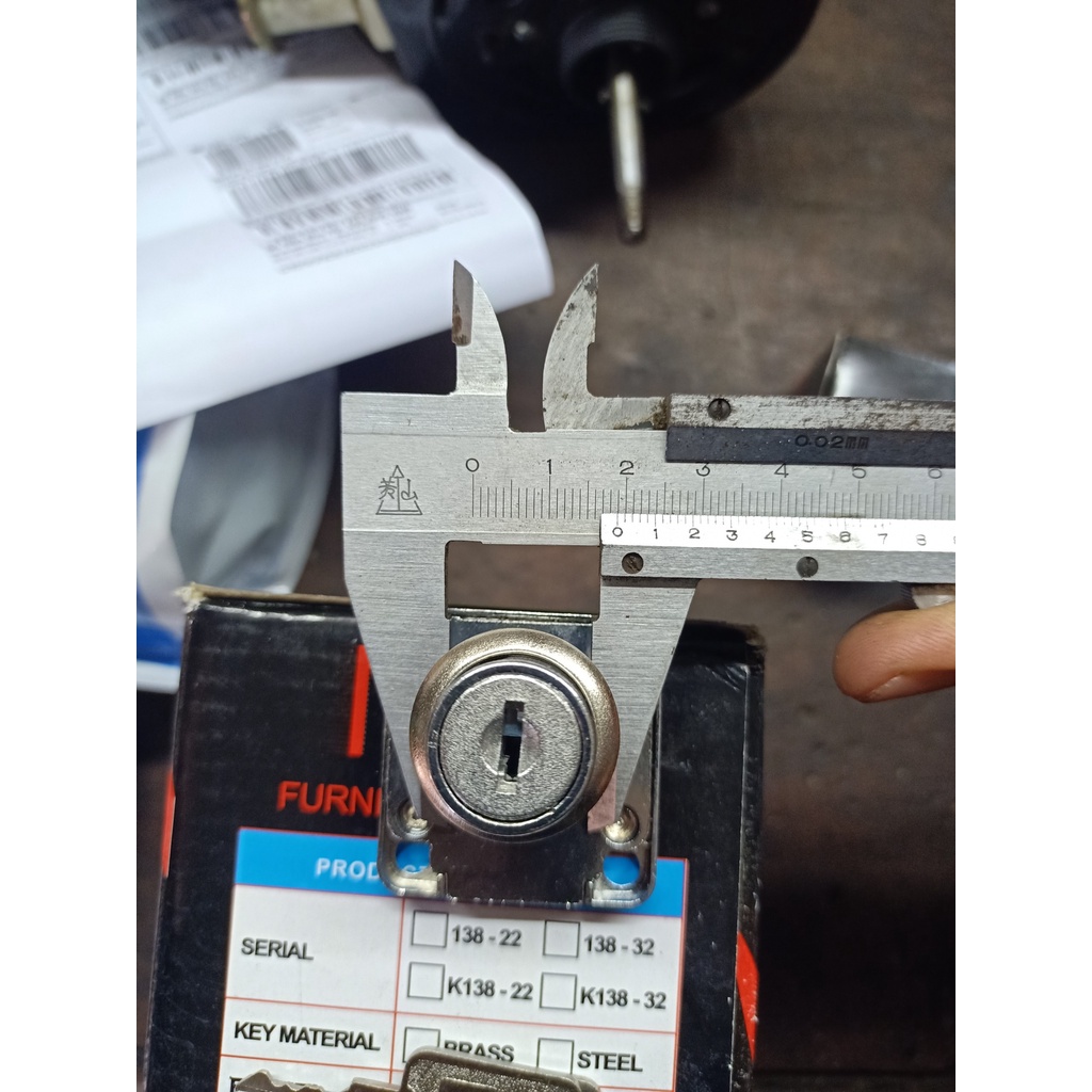 KHÓA TỦ NEO 138-032 CHÌA SẮT - CỐT DÀI 32MM
